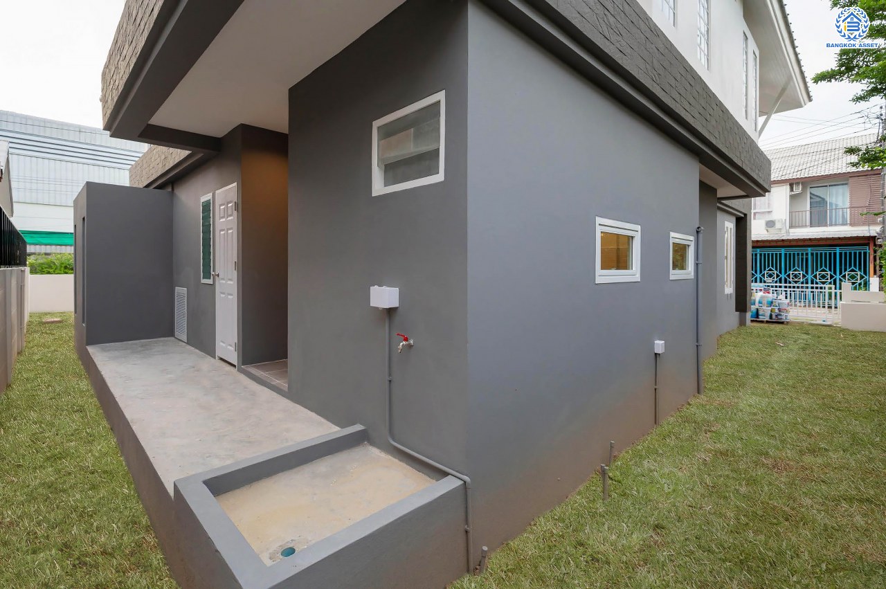 บ้านมือสองตกแต่งใหม่ โครงการ ปารวีร์ เพชรเกษม63 เนื้อที่ 82.4 ตร.ว. ฟังก์ชัน 3 ห้องนอน 4 ห้องน้ำ 1 ห้องแม่บ้าน 2 ที่จอดรถ บนพื้นที่ใช้สอย 244.52 ตร.ม. ทำเลศักยภาพ เชื่อมต่อหลายเส้นทาง ใกล้เดอะมอลล์บางแค จุดขึ้นทางด่วน "พระราม2" และรถไฟฟ้าสายสีน้ำเงิน "สถานีหลักสอง"